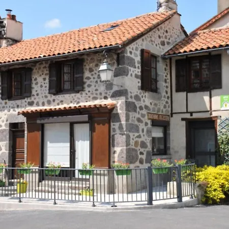 Charmante Maison Renovee A - 5 Pers, 3 Ch, Terrasse, Cheminee, Wifi, Volcans D'auvergne Proches - Fr-1-742-405 Tatil Evi