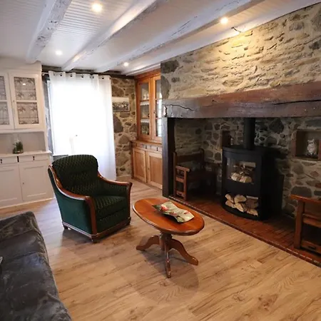 Charmante Maison Renovee A - 5 Pers, 3 Ch, Terrasse, Cheminee, Wifi, Volcans D'auvergne Proches - Fr-1-742-405